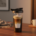 Taza negra café latte madera